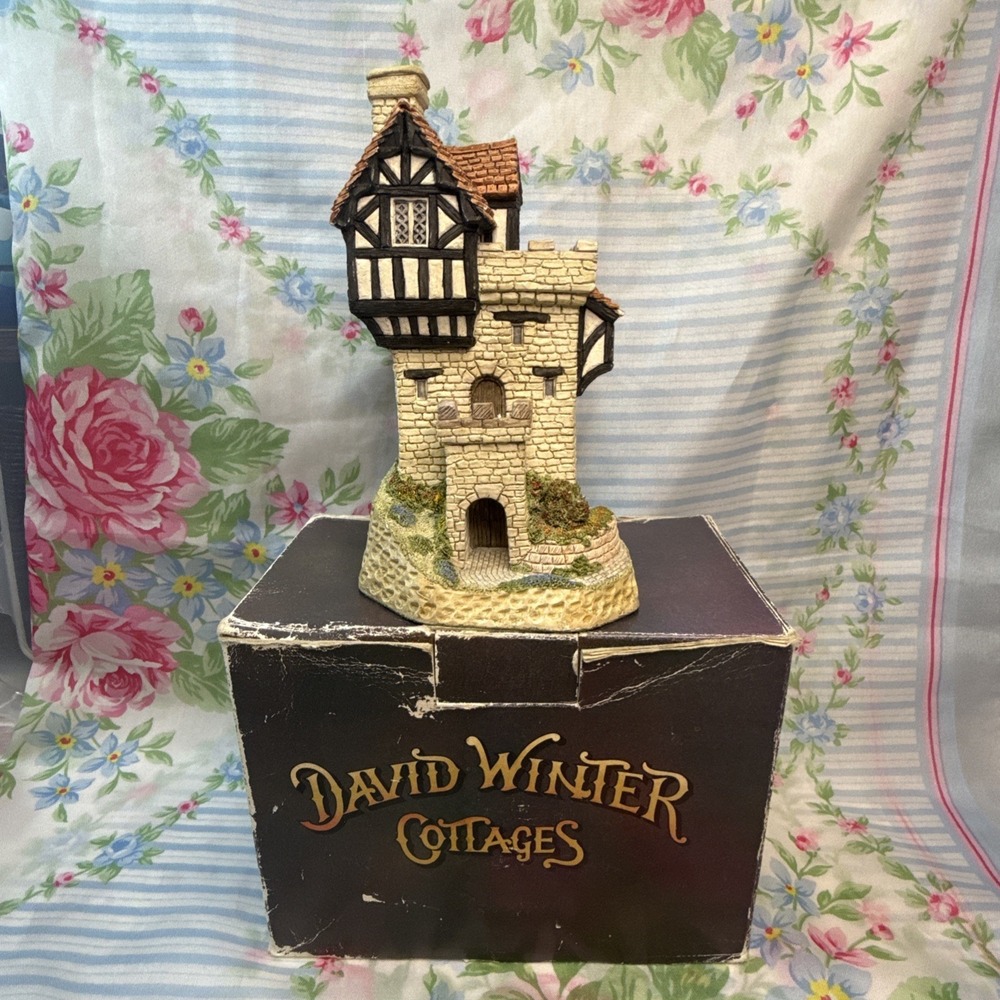 Vintage David Winter Cottages June British Traditions Knight's Castle 1989 7"‎